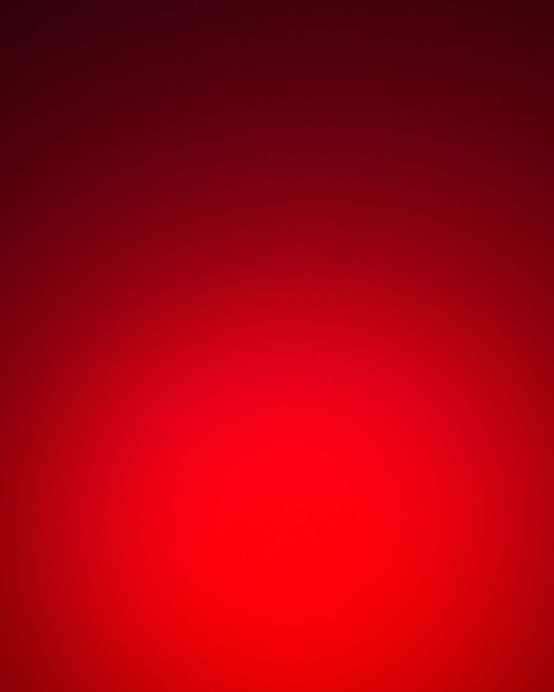 Fondo degradado suave que pasa de rojo brillante en el centro inferior a rojo oscuro en los bordes superiores. Luz roja infraroja.