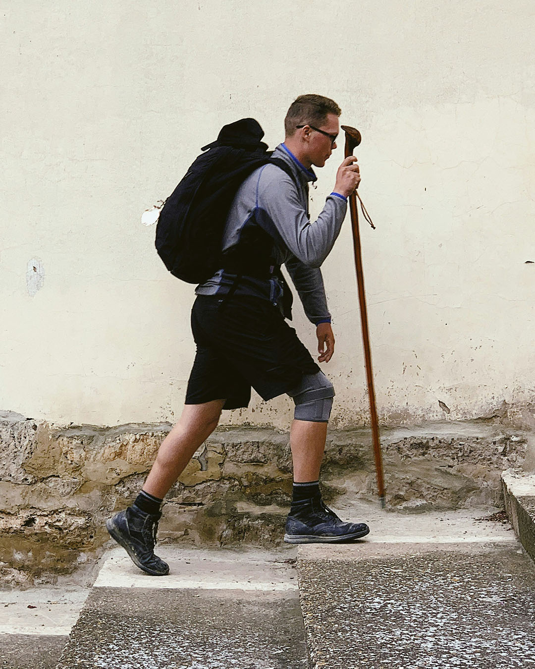 Fondo degradado suave que pasa de rojo brillante en el centro inferior a rojo oscuro en los bordes superiores. Luz roja infraroja.